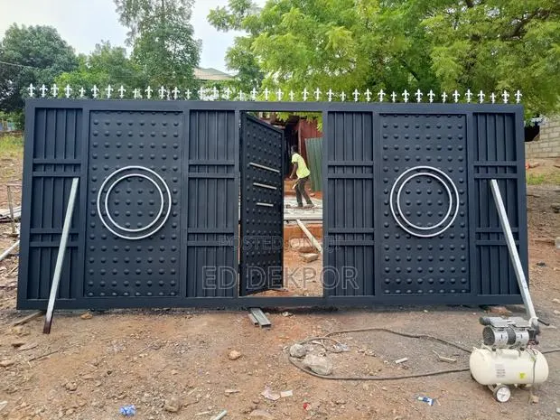Fantastic Metal Gate · Photo 1