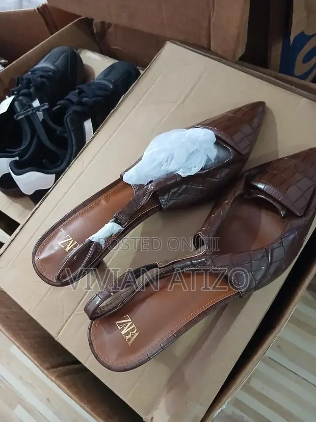 Womans Shoes · Photo 1