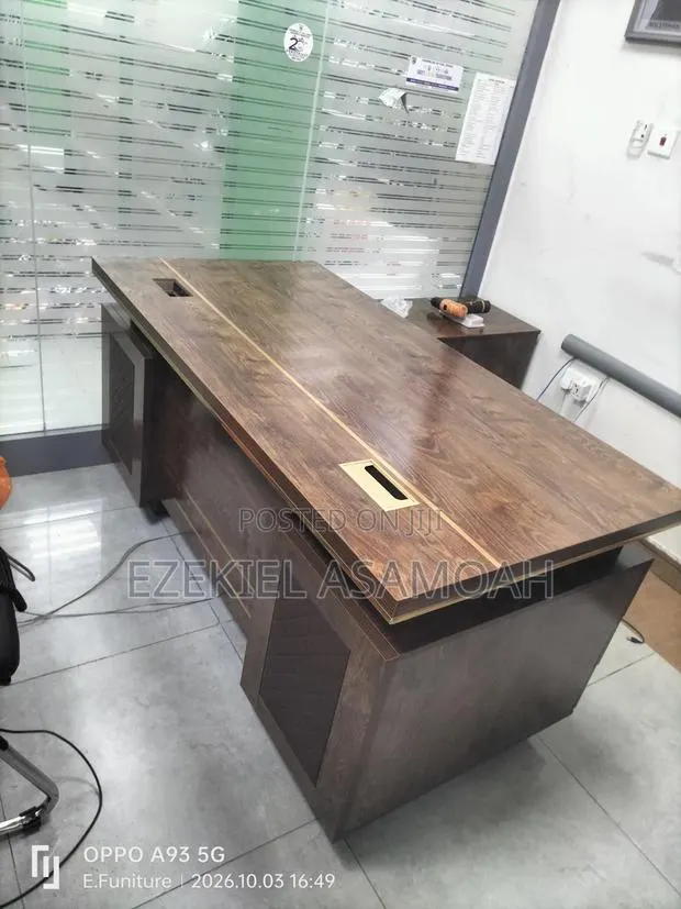 Office Desk · Photo 1