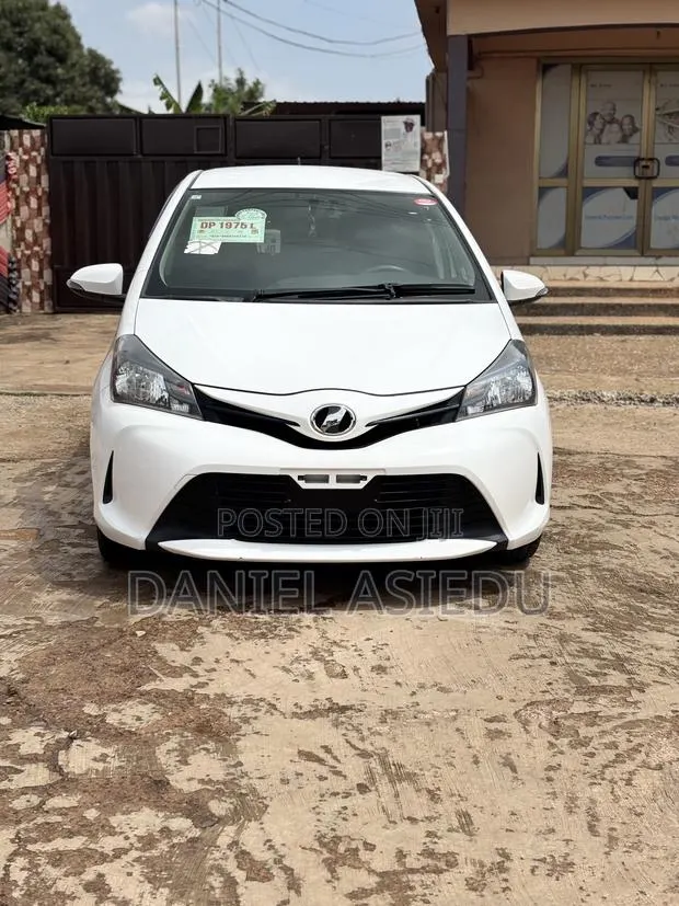 Toyota Vitz 1.3 AWD 3dr 2015 White · Photo 1