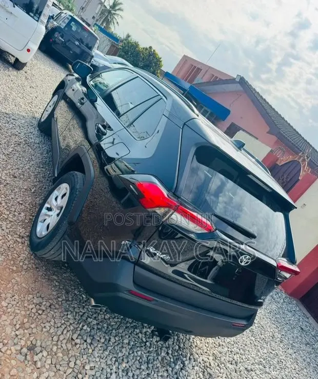 Toyota RAV4 LE 2022 Black · Photo 1