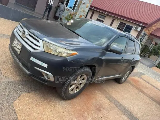Toyota Highlander LE 4dr SUV AWD (3.5L 6cyl 6A) 2015 Gray · Photo 1