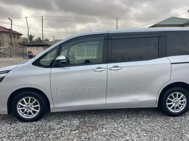 Toyota Voxy 2015 Silver · Photo 1