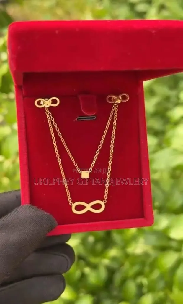 Exquisite Necklace With Earrings · Photo 1