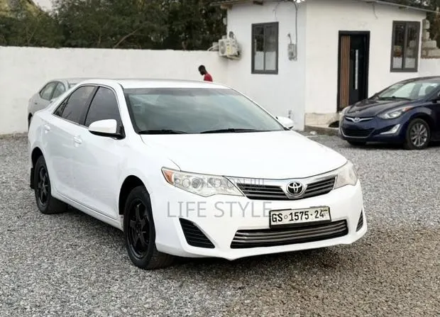 Toyota Camry SE 4dr Sedan (2.5L 4cyl 6A) 2013 White · Photo 1