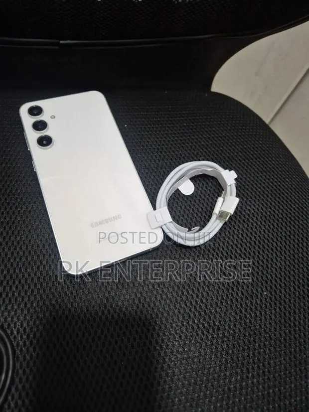 New Samsung Galaxy S24 128 GB White · Photo 1
