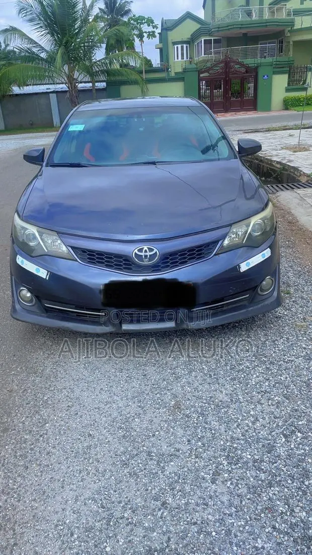 Toyota Camry SE 4dr Sedan (2.5L 4cyl 6A) 2014 Gray · Photo 1