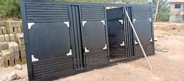 T R Metal Sliding Gate · Photo 1