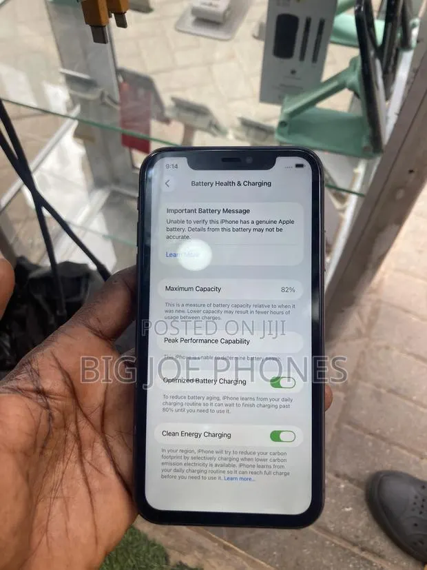 Apple iPhone 11 64 GB Black · Photo 1