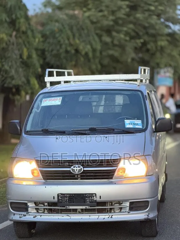 Toyota HiAce 2011 Silver · Photo 1