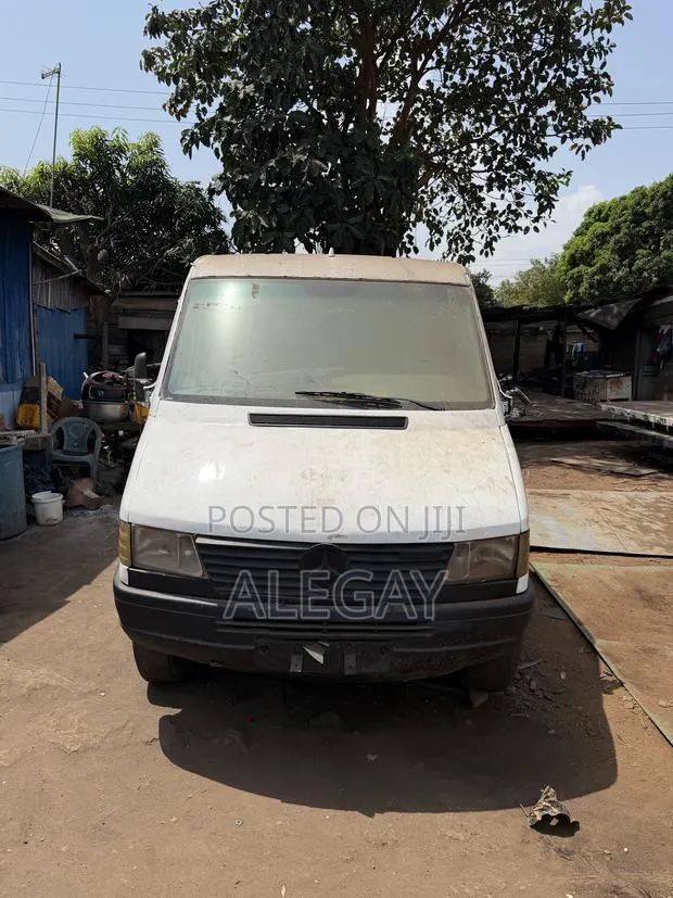 Mercedes-Benz Sprinter 2002 White · Photo 1
