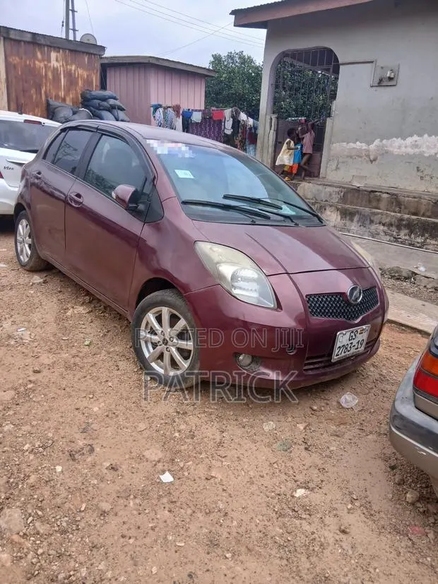 Toyota Vitz 1.3 FWD 3dr 2010 Burgundy · Photo 1
