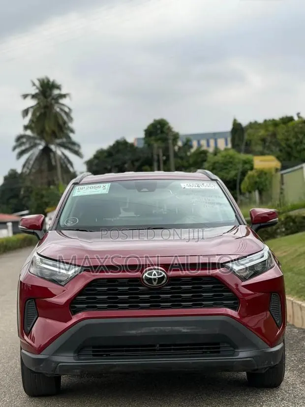 Toyota RAV4 XLE 2022 Red · Photo 1