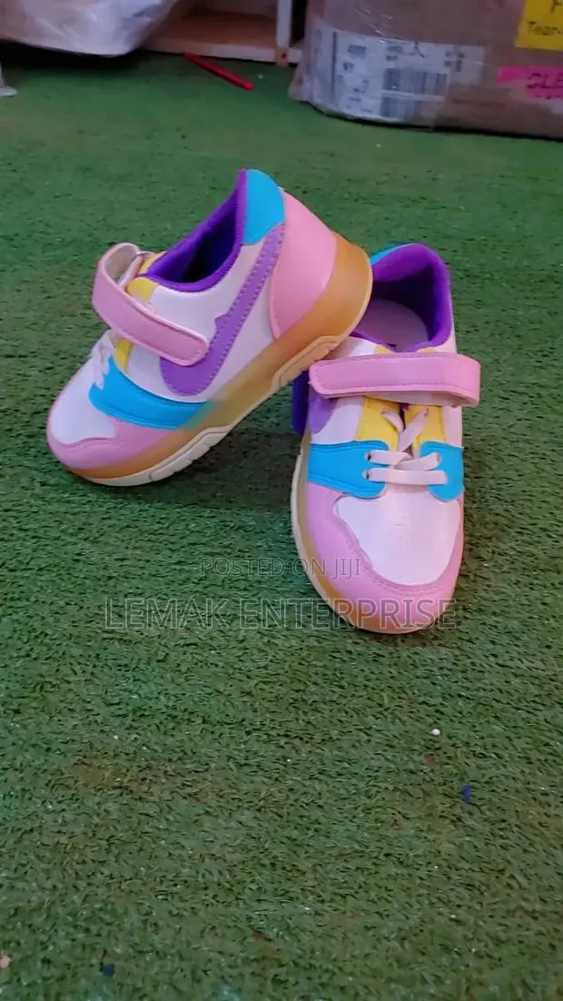 Kids Sneakers · Photo 4