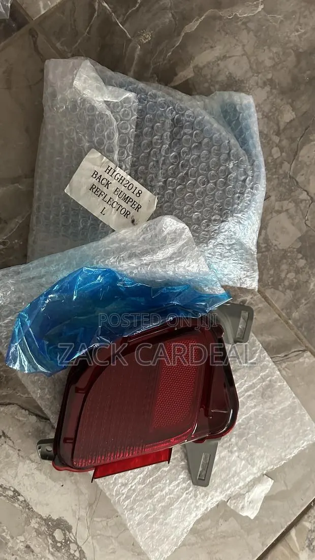 Toyota Highlander 2018 Back Bumper Reflector Available · Photo 1