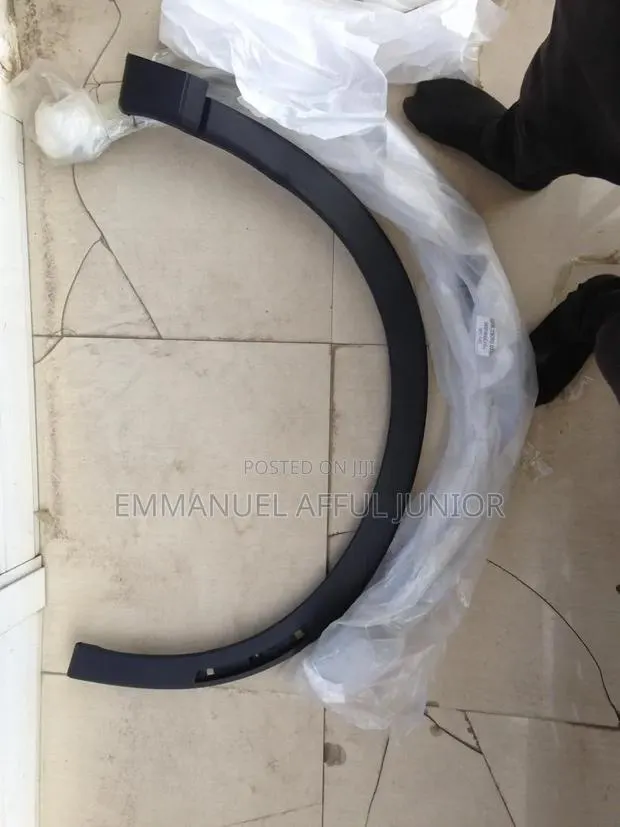Honda Cr-v 2023 Front Wheel Fender Moulding · Photo 1