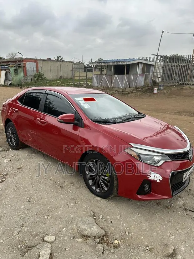 Toyota Corolla 2015 Red · Photo 1
