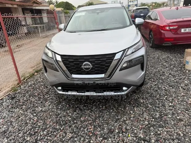 Nissan Rogue SV 2023 Silver · Photo 1