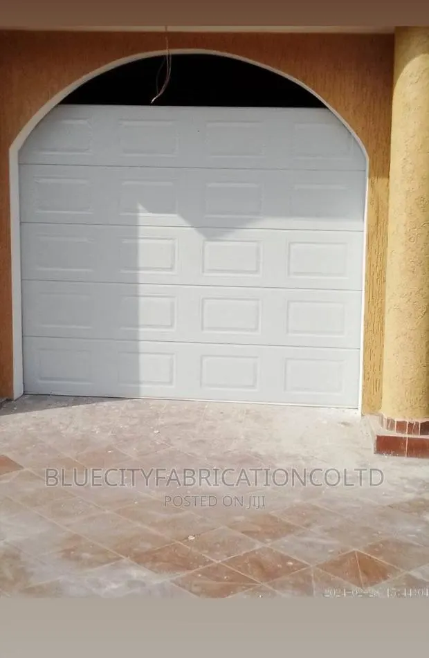 Triple Automatic Garage Door With Remote · Photo 1