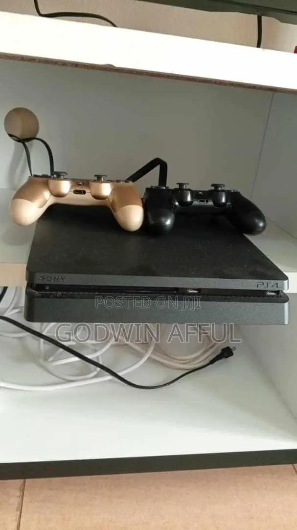 PlayStation 4 1TB 20 Games on It · Photo 3