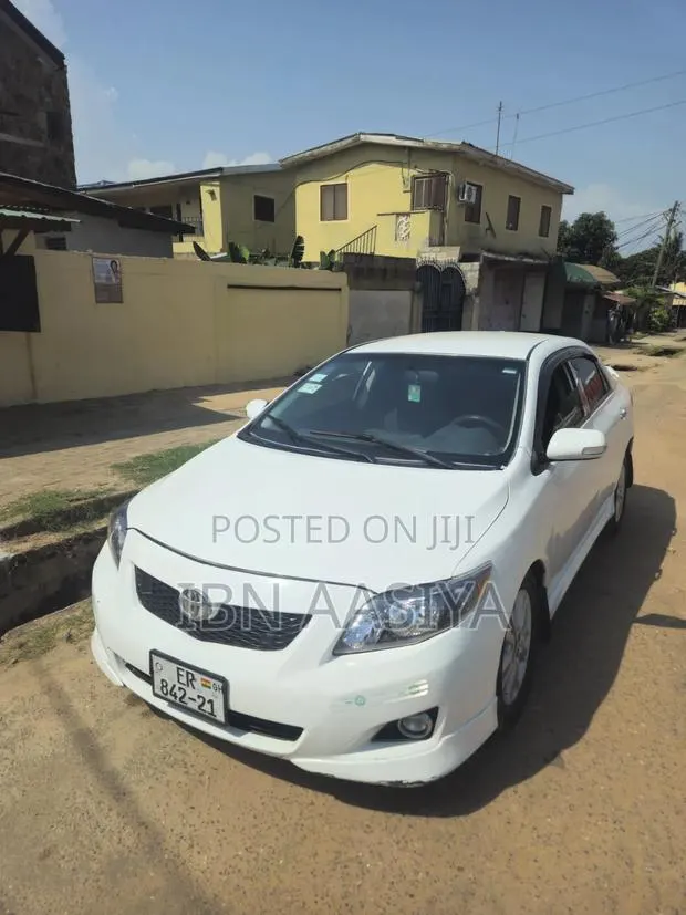 Toyota Corolla 2010 White · Photo 1