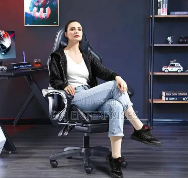 Leather Gaming Chair With Footrest · Photo 1