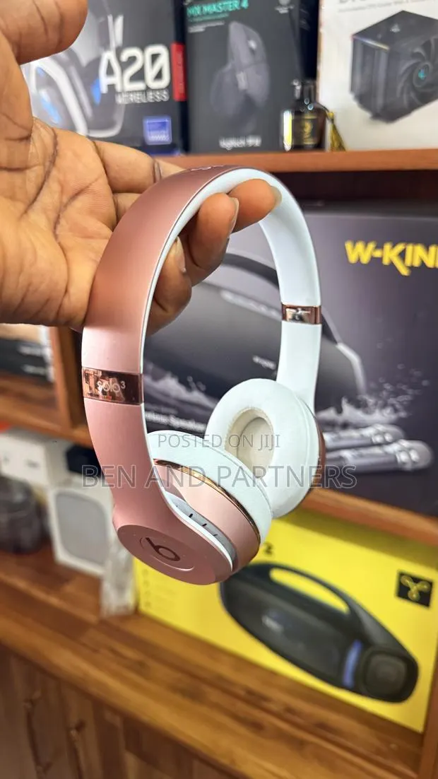 Beats Solo 3 Wireless Headset · Photo 1