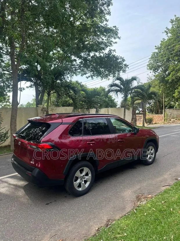 Toyota RAV4 LE FWD 2019 Red · Photo 1