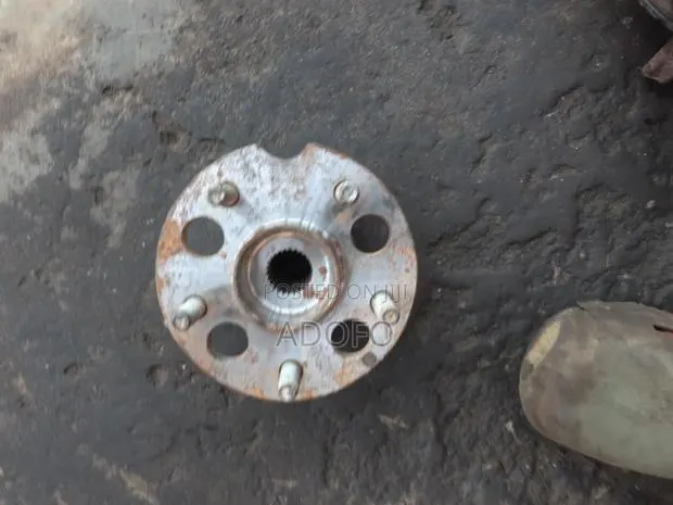 Toyota Voxy Back Hub 2012 to 2020 · Photo 1