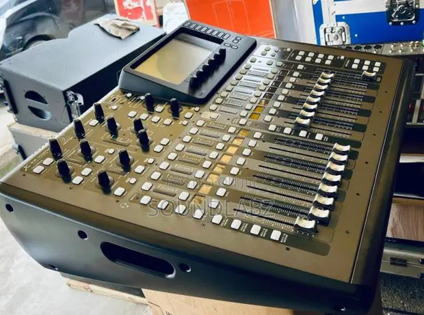 Behringer X32 Compact Digital Mixer. · Photo 1