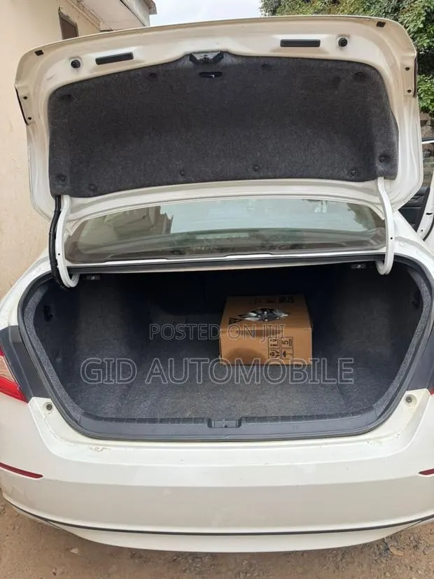 Honda Accord 2018 White · Photo 1