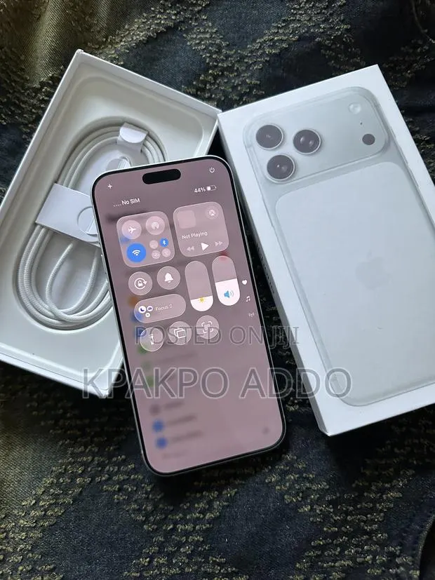 New Apple iPhone 17 Pro Max 256 GB Silver · Photo 1