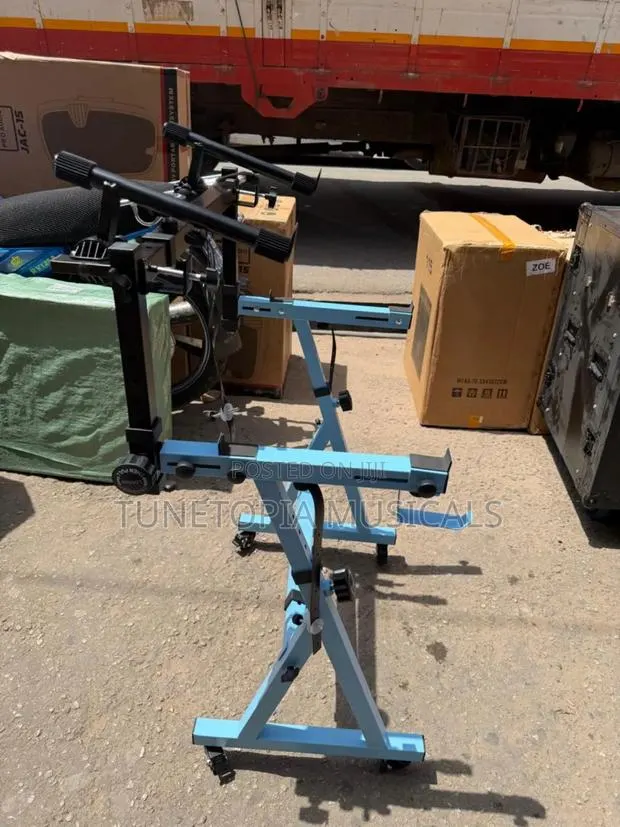 Z-Style Heavy-Duty Piano Stand ( Double) · Photo 1