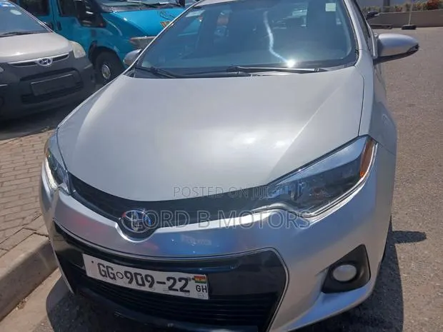 Toyota Corolla 2016 Silver · Photo 2
