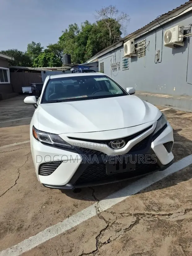 Toyota Camry SE FWD (2.5L 4cyl 8AM) 2018 White · Photo 1
