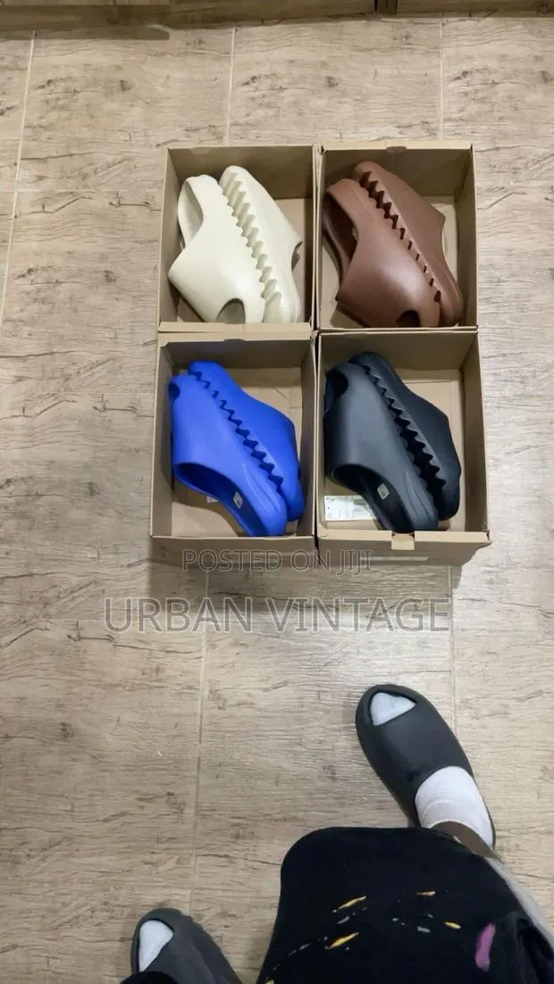 Adidas Yeezy Slides · Photo 1