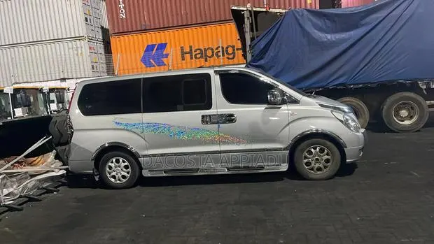 Hyundai Starex 2015 Silver · Photo 1