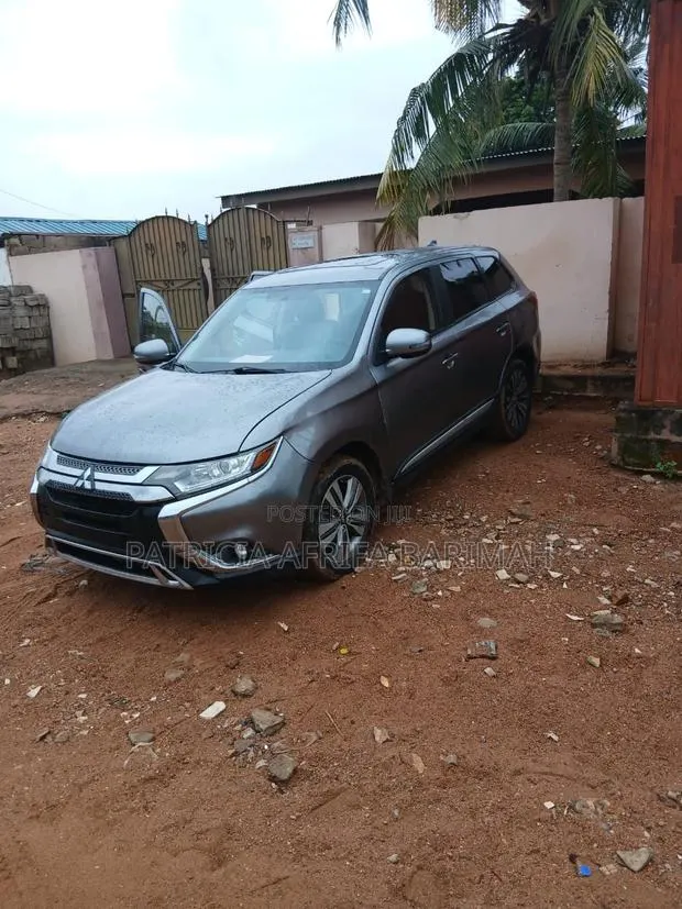 Mitsubishi Outlander 2018 Gray · Photo 1