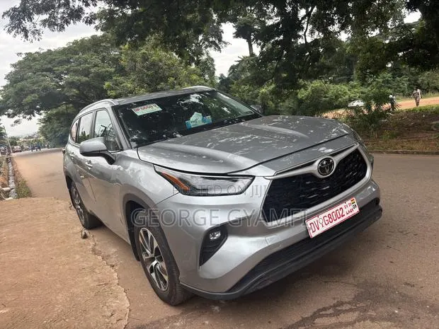 Toyota Highlander XLE 2025 Silver · Photo 1
