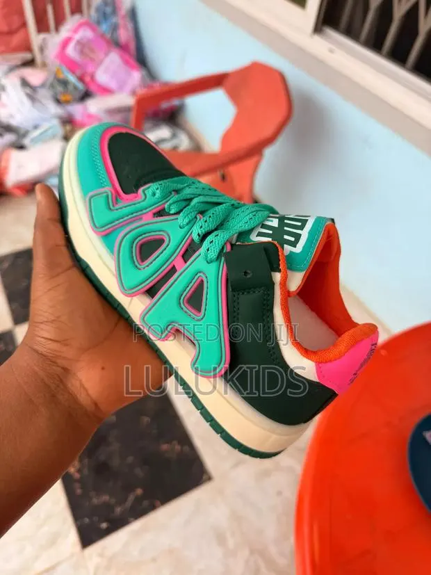 Kids Shoes · Photo 1