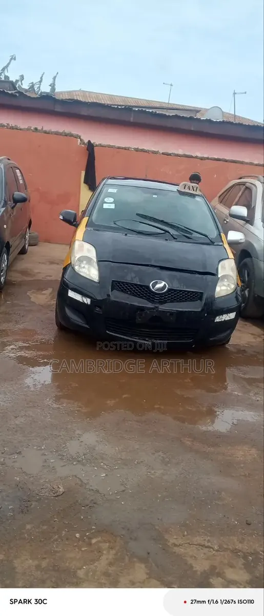 Toyota Vitz 1.3 FWD 3dr 2010 Black · Photo 1