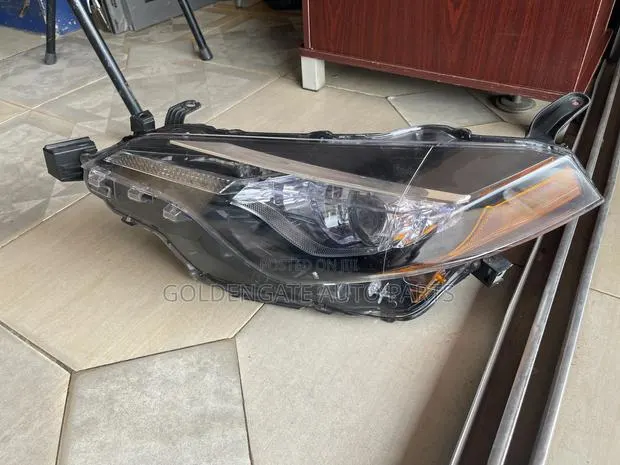 Toyota Corolla 2017 Headlight LE · Photo 1