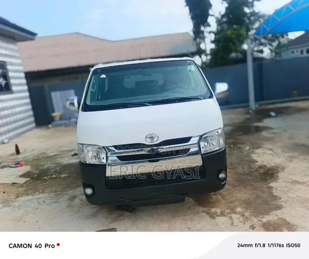 Toyota HiAce 2010 White · Photo 1