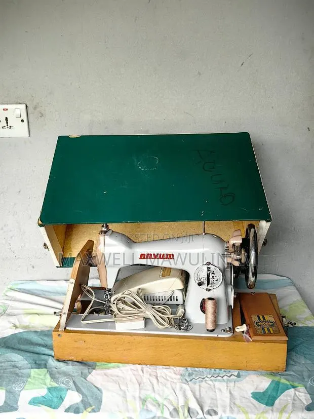 Novum Mark Iii Manual/Electric Sewing Machine · Photo 1