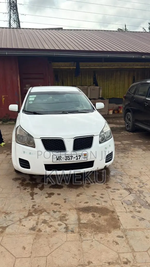 Pontiac Vibe 2010 White · Photo 1