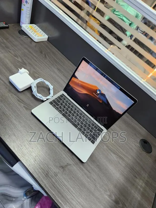 Laptop Apple MacBook Pro 2020 8GB Intel Core i5 SSD 512GB · Photo 1
