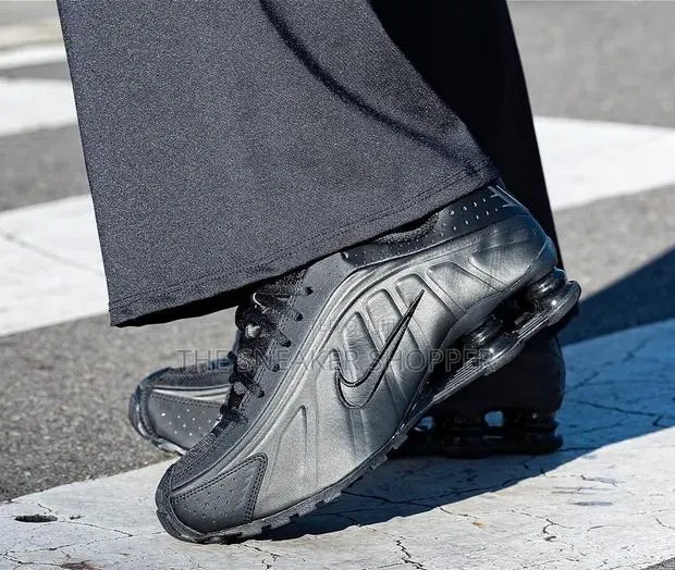 Nike Shox R4 "Triple Black" · Photo 1