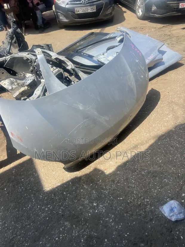 Toyota Voxy 2010 Bonnet · Photo 1