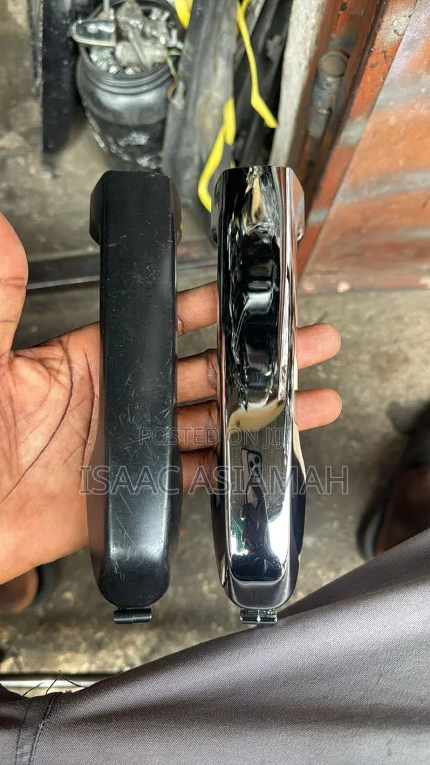 Land Cruiser Prado 2013,2014,2015,2016,2017 Front / Back Door Handles · Photo 1