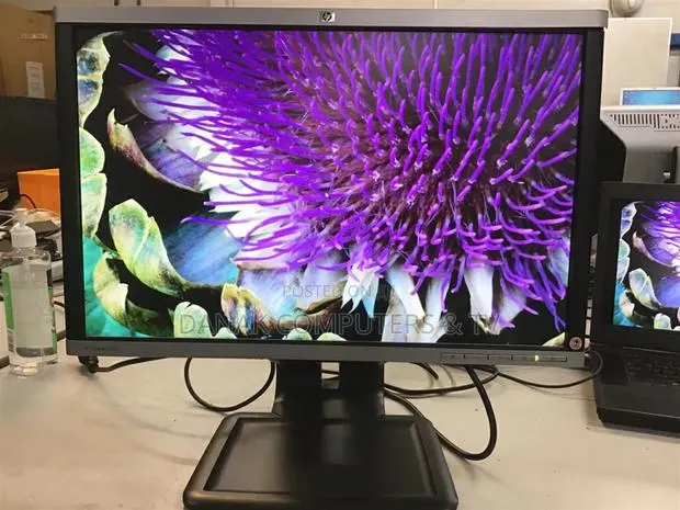HP Compaq La22f 22-Inch Led Backlit LCD Monitor · Photo 1
